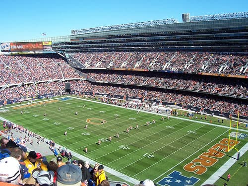Fußballstadion Soldier Field mit leeren Tribünen vor dem Anpfiff zwischen Chicago Fire FC und Vancouver Whitecaps