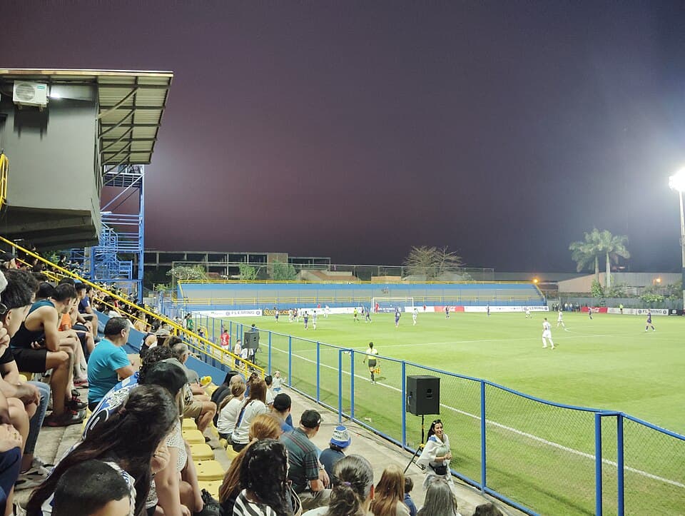 Vista dello stadio Luis Alberto Salinas Tanasio prima della partita tra Sportivo Trinidense e Cerro Porteño