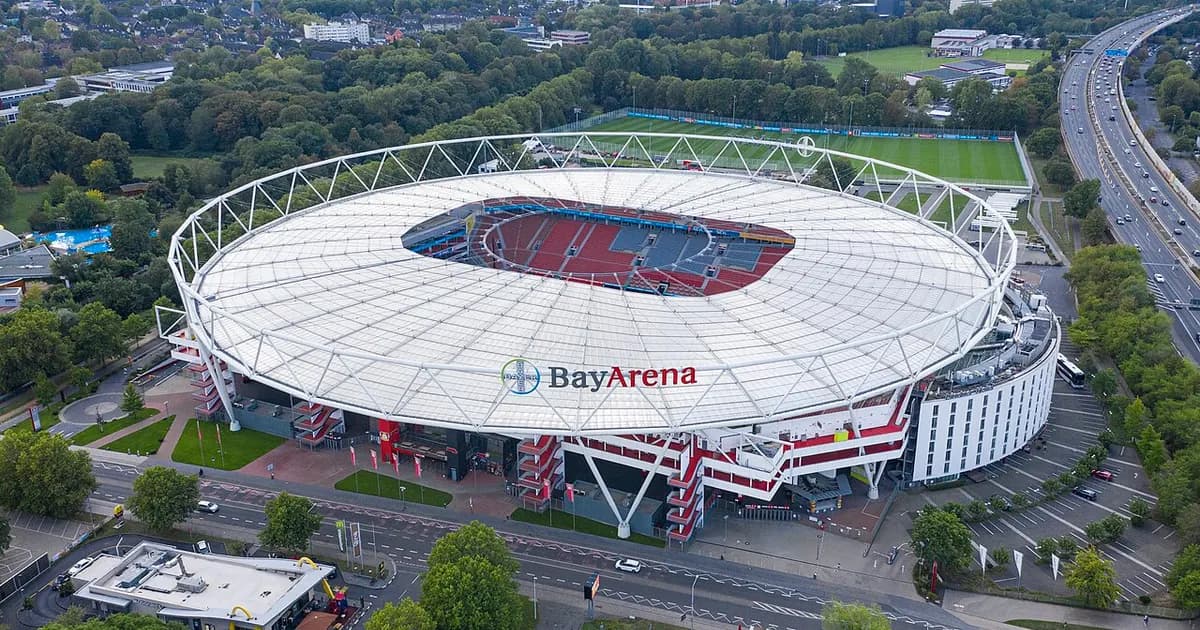 Pogled na osvijetljeni nogometni stadion pred početak utakmice