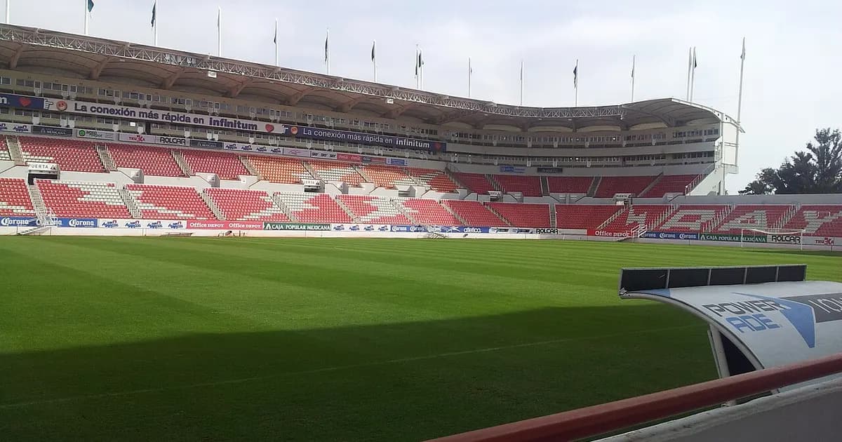 Vista dell'Estadio Victoria vuoto poco prima del calcio d'inizio della partita