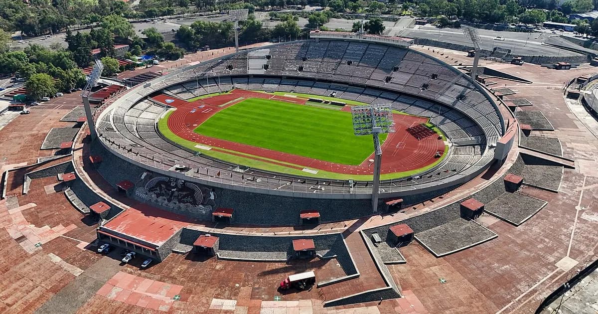 Maç öncesi taraftarlarla dolu, ışıklandırılmış bir futbol stadyumunun genel görünümü