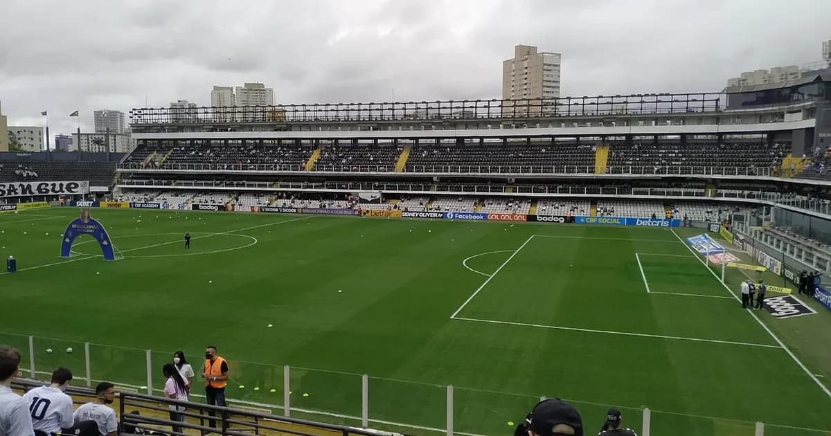 Nogometni stadion prije utakmice, prazne tribine i osvijetljen travnjak u večernjim satima